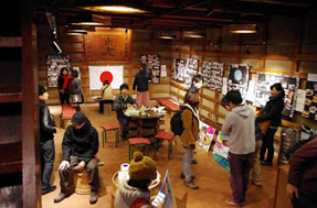 古い民家や商家が残る善光寺の門前エリアには、古い建物をリノベーションしたカフェや宿が続々と誕生しています。リノベーション物件を巡るまち歩き企画では、長野での開業を考えているゲストさんが、開業へのイメージをふくらませていました。