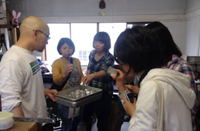 長野市への移住希望者向けイベントに参加したゲストたちと訪れたのは、Gallery&Factory原風舎。主宰している金属造形作家の角居さんは、2011年に長野市に移住してきた、いわば移住の先輩。仕事やお金についてのアドバイスは、先輩に聞くのがいちばんです。