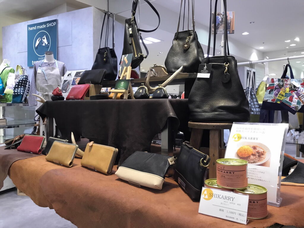 ながの東急百貨店で、鹿革のレザー製品を扱う「Groover Leather