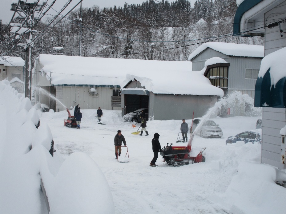 小谷村姫川から 仕事前に雪かき 特別豪雪地帯の事務所からの便り 北アルプスcool便