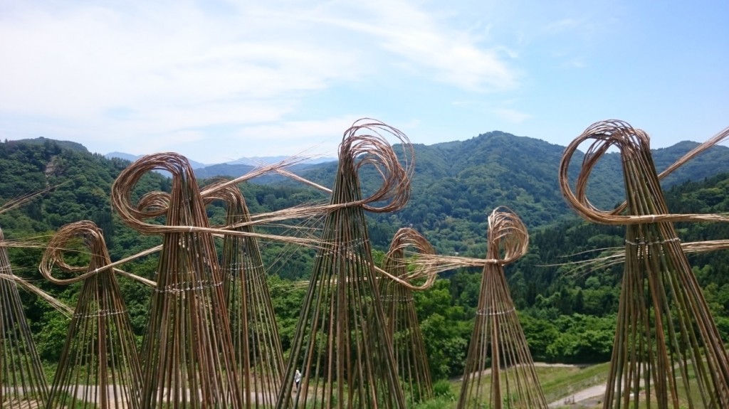 北アルプス国際芸術祭 作品・アーティスト紹介編】大町八坂に巨大な竹