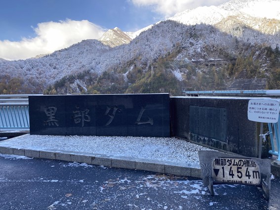 紅葉 雪景色の黒部ダム 立山黒部アルペンルートでライチョウに出会えました 北アルプスcool便