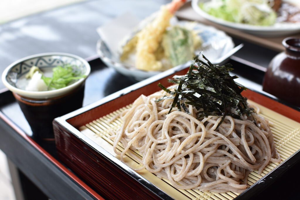 高瀬川のほとりで大町産の挽きたてお蕎麦を楽しむ（そば処高瀬川／大町