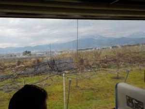 車窓から見る飯縄山・黒姫山