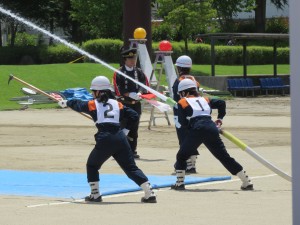 女性消防団員によるポンプ操法（上田市消防団）