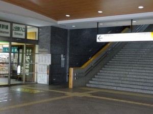 しなの鉄道上田駅に通じる階段、壁際にエスカレーターがあります。