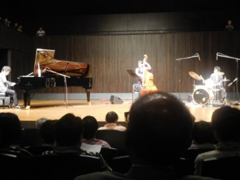 ステージのオープニングを飾ったのは、「田中和音トリオ」によるジャズ演奏。