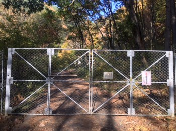不動滝へは、まずこのゲートを入ります。必ず、開けたら閉めてください。（鹿などが農地へ侵入するのを防ぐため。）