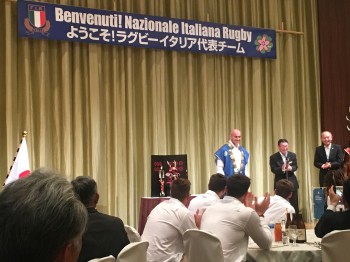 上田市からは、真田幸村５月人形、イタリアブルーの陣羽織をプレゼントされました。