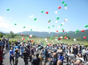 土屋市長とコナーヘッドコーチのステーキ入刀の合図とともに、イタリア国旗と同じ色（緑・白・赤）の風船が空高く飛ばされました。