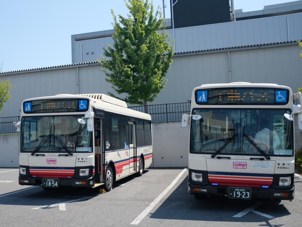 🚌千曲バス㈱主催 上田千曲高校美術班によるギャラリーバス飾りつけを