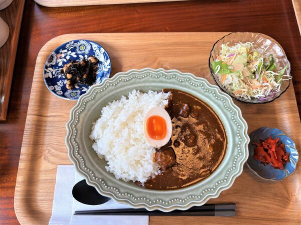 「うまのば」のイエローカレー