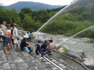 放水体験（提供：飯島町観光協会）
