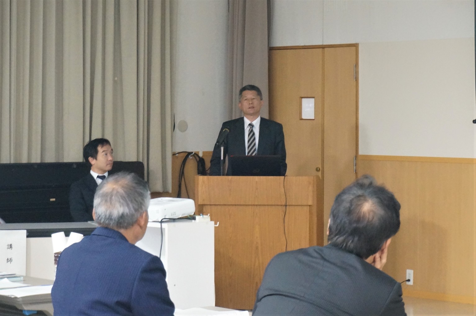 講演する駒ヶ根青年海外協力隊訓練所飯塚氏と、公益社団法人青年海外協力協会吉水氏