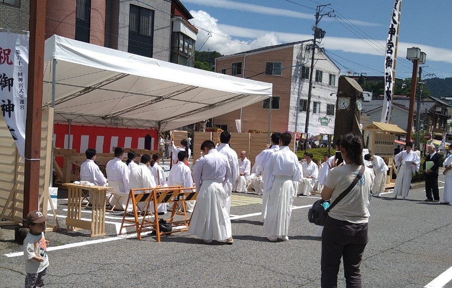 駅前で執り行われた神事の様子