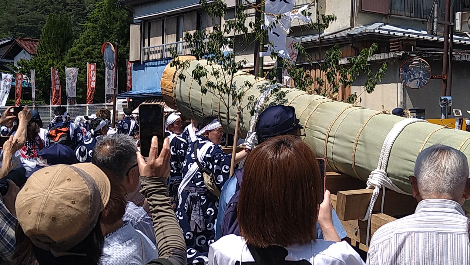 掛け声に合わせてゆっくりと運ばれる御神木