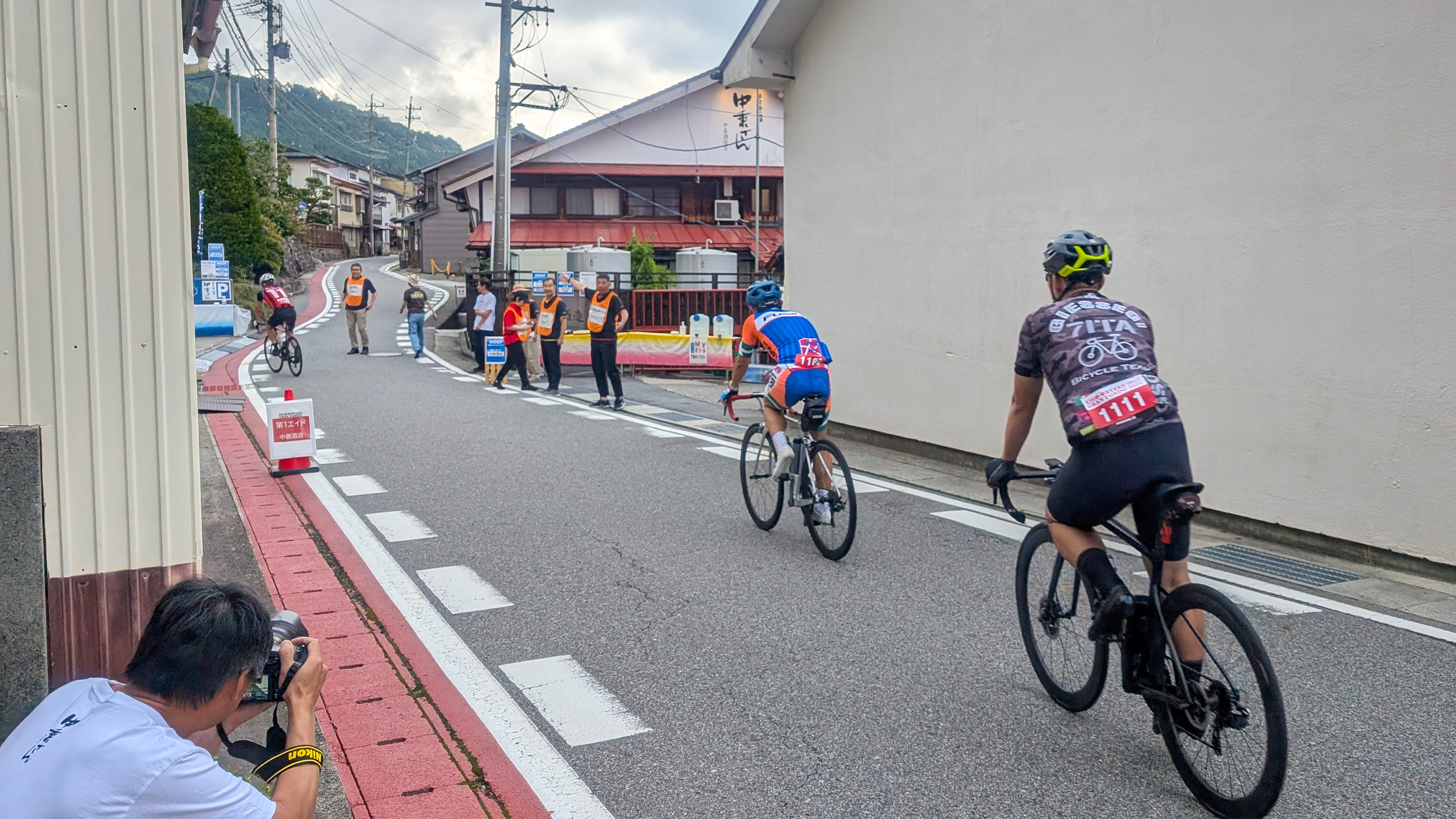 木曽福島の町なかを駆け抜ける選手たち