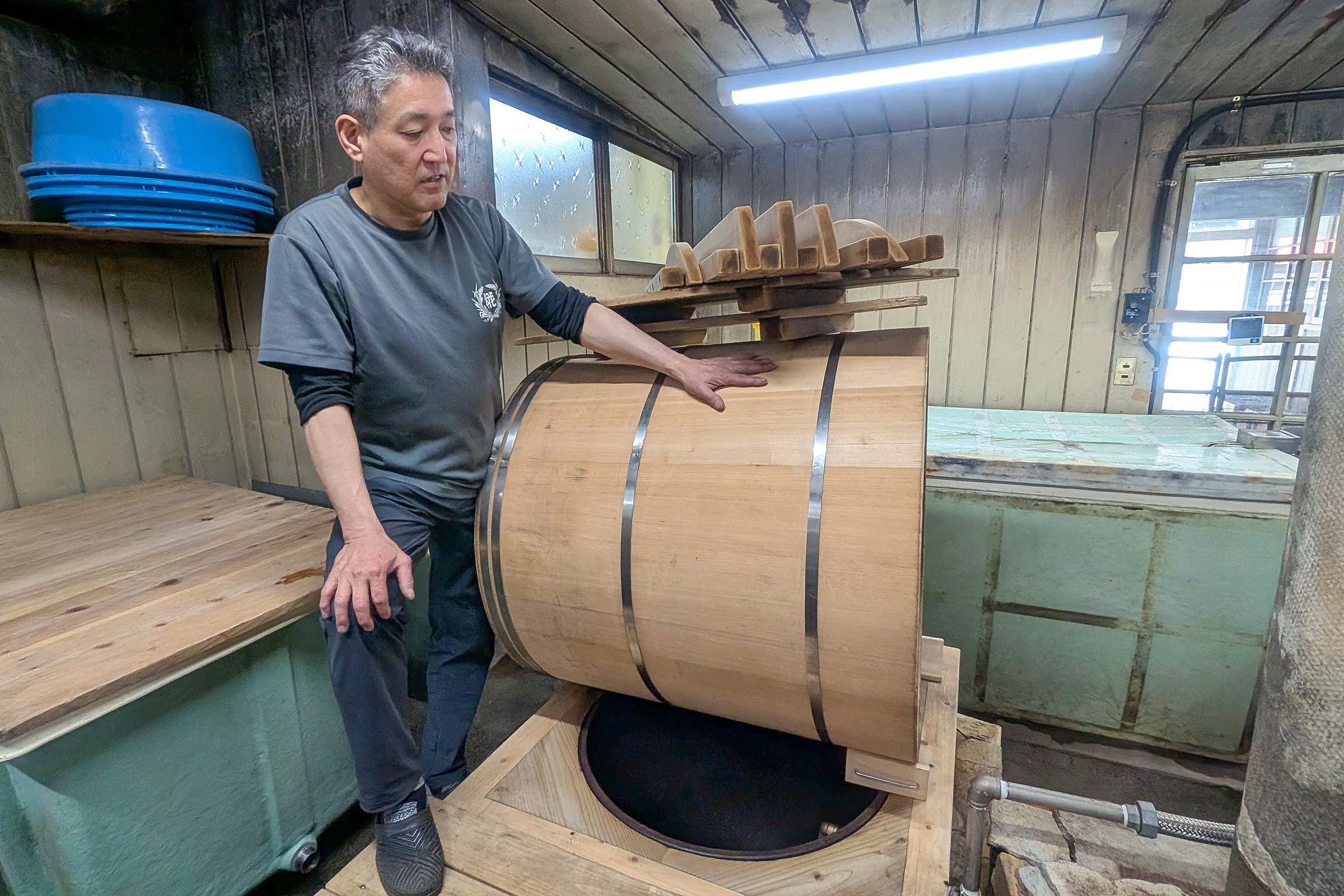 特注のサワラの樽を解説する唐沢工場長