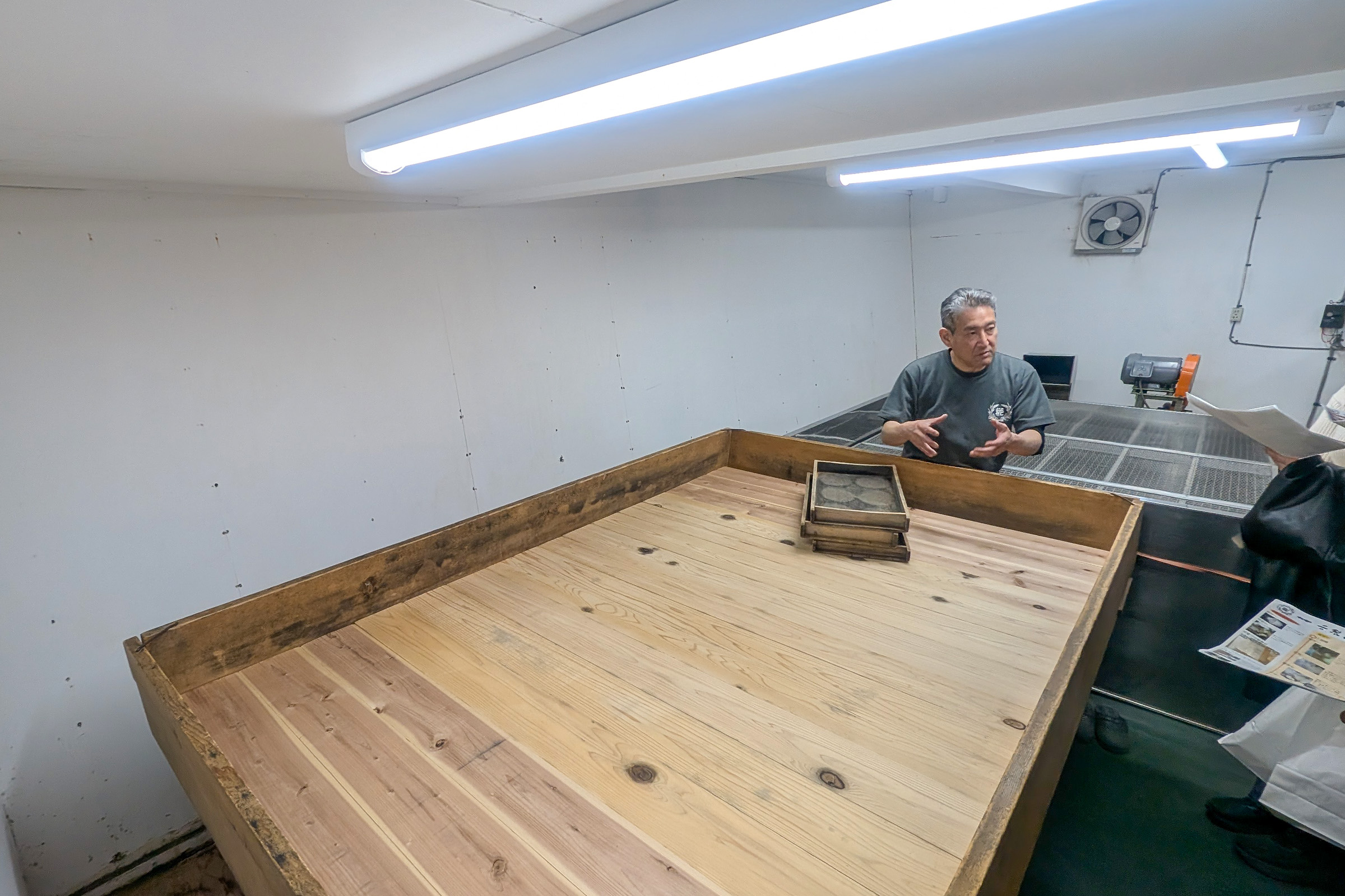 糀の製法を解説する唐沢工場長