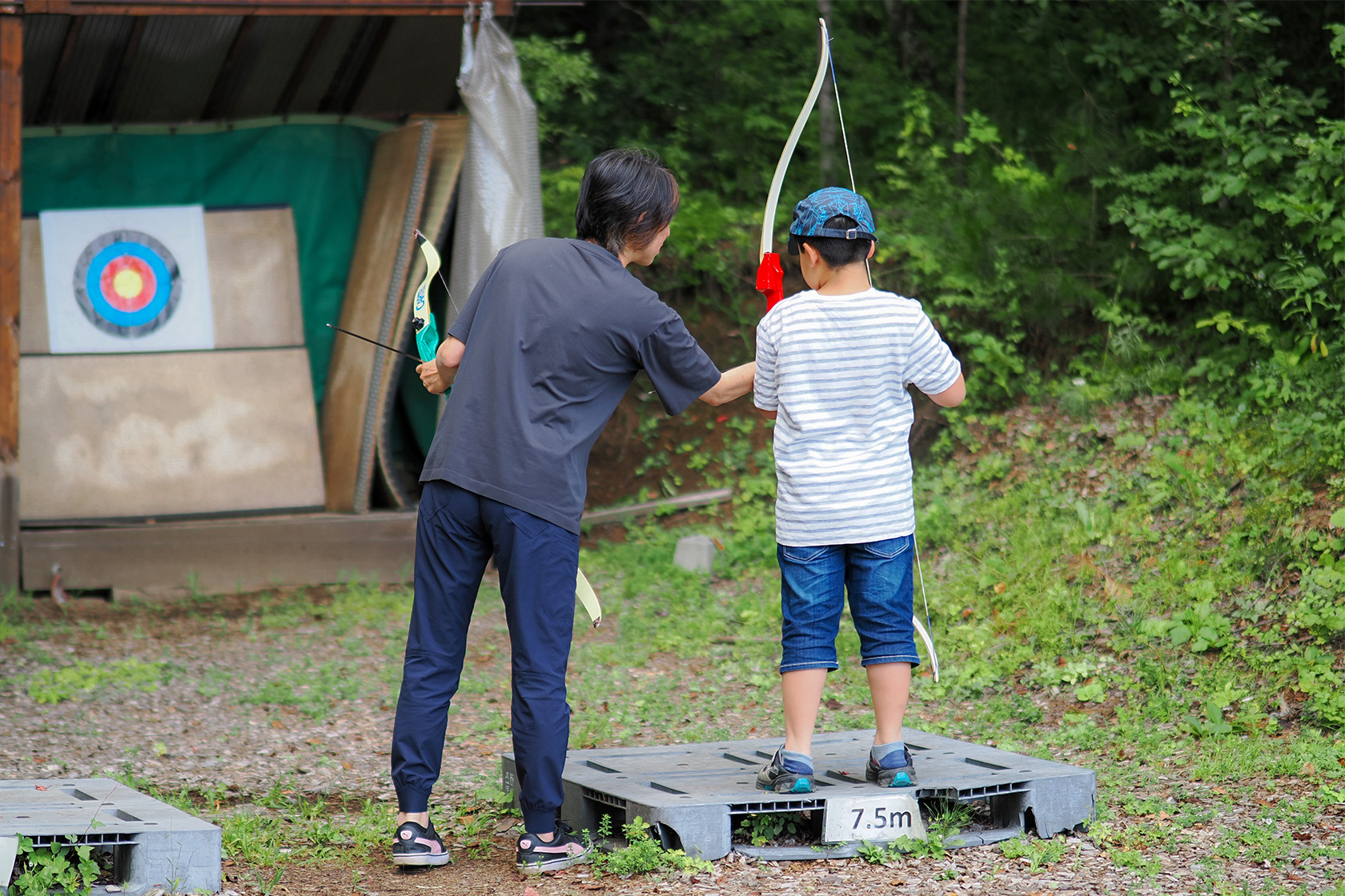 レクチャーを受ける子どもの後ろ姿