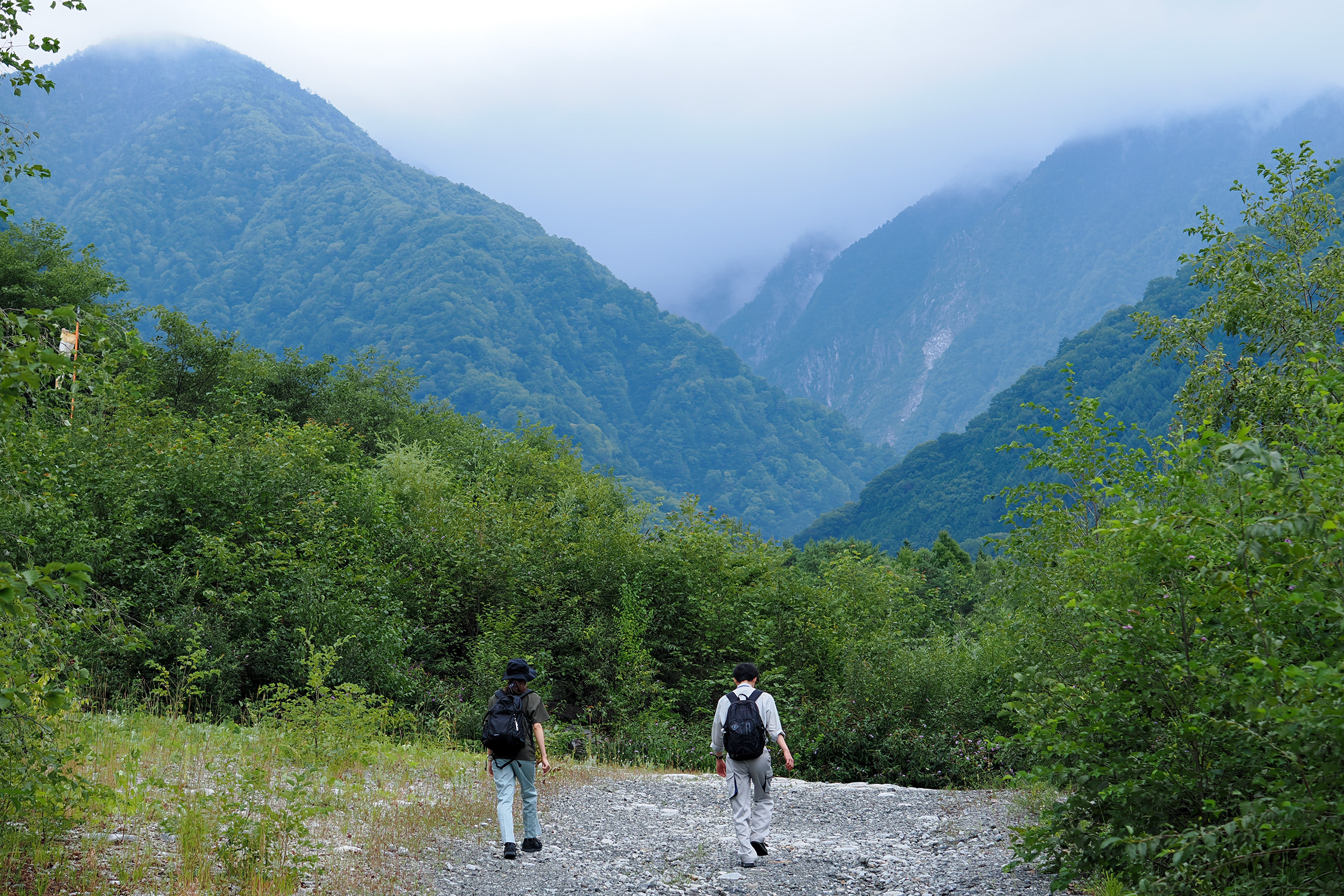 登山道を進む若者たち
