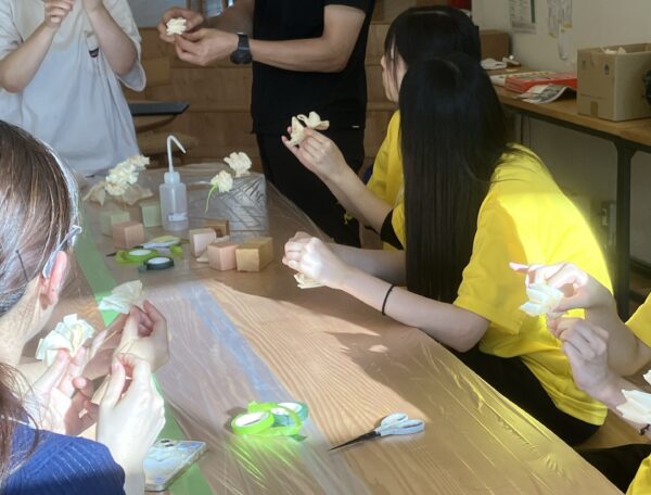 ヒノキフラワーを作成する学生
