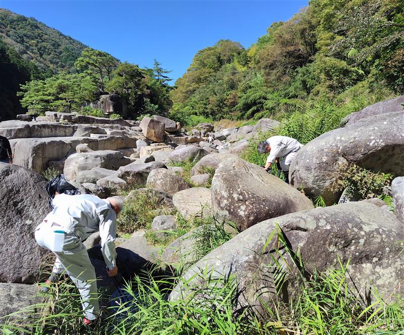 圧倒される寝覚の床の巨大な岩