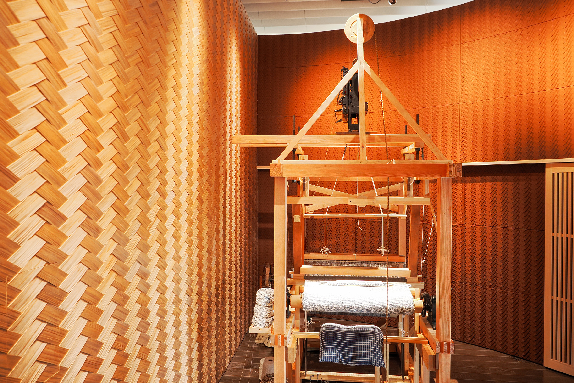 木製の織機と響きあうような、ラグジュアリーな室内空間