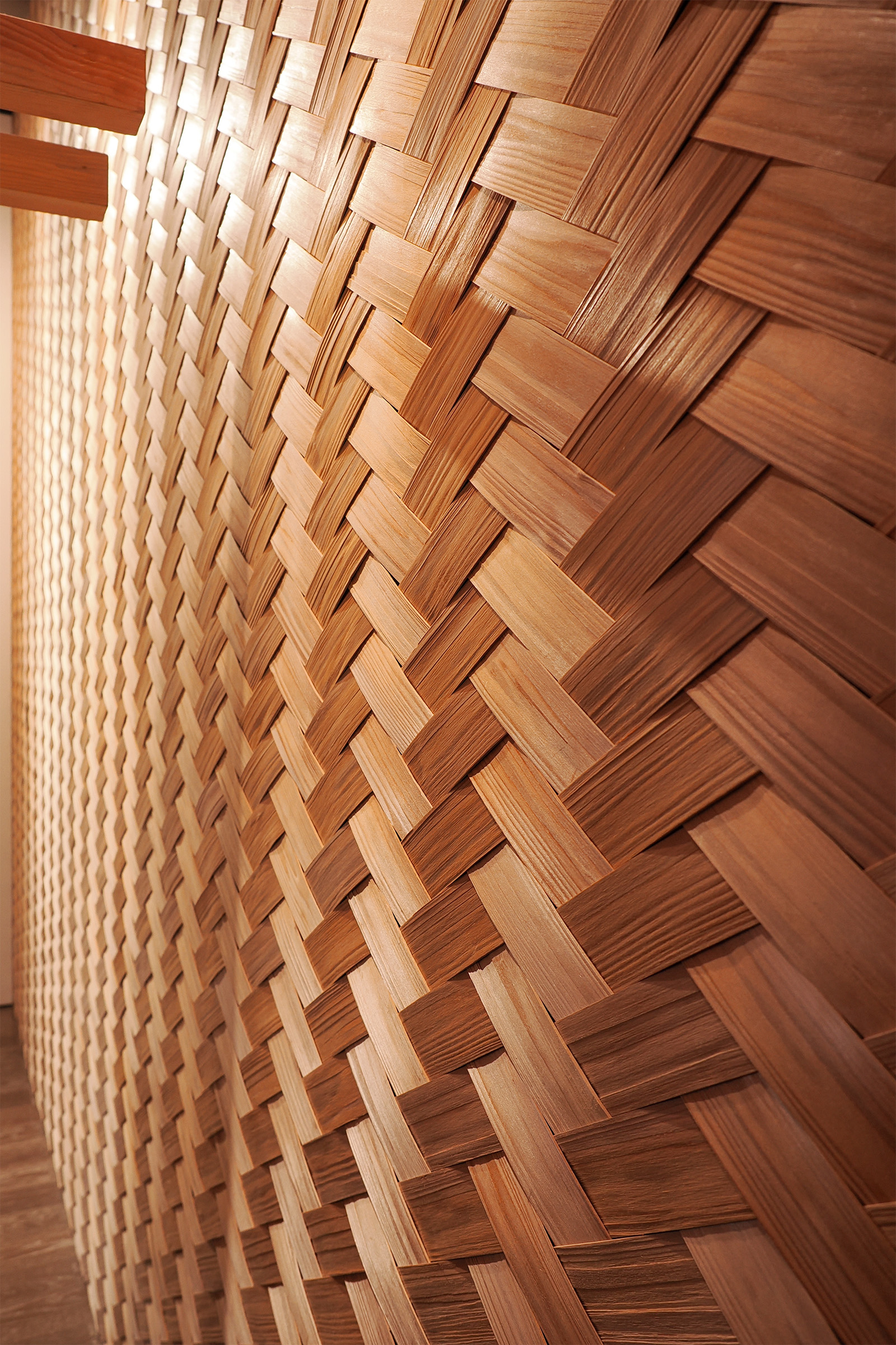 横から見るとさらに際立つ、へぎ板の網代の立体感