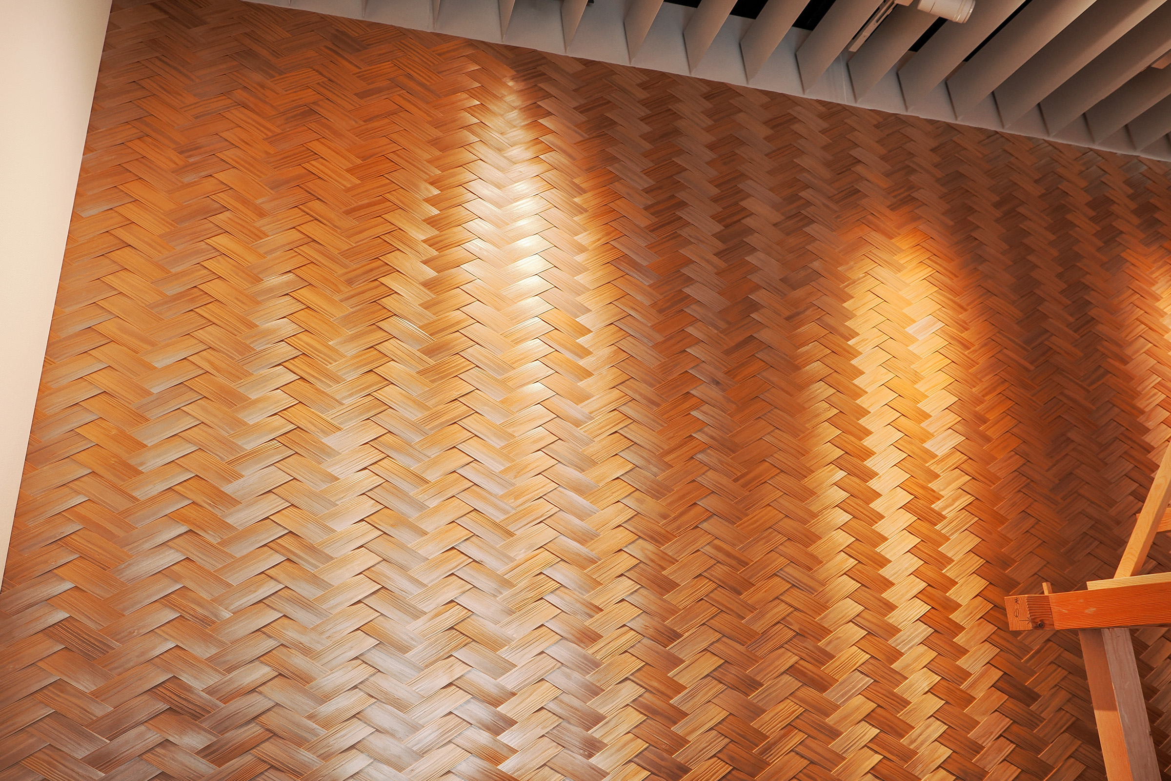 圧倒的な存在感を放つへぎ板の壁