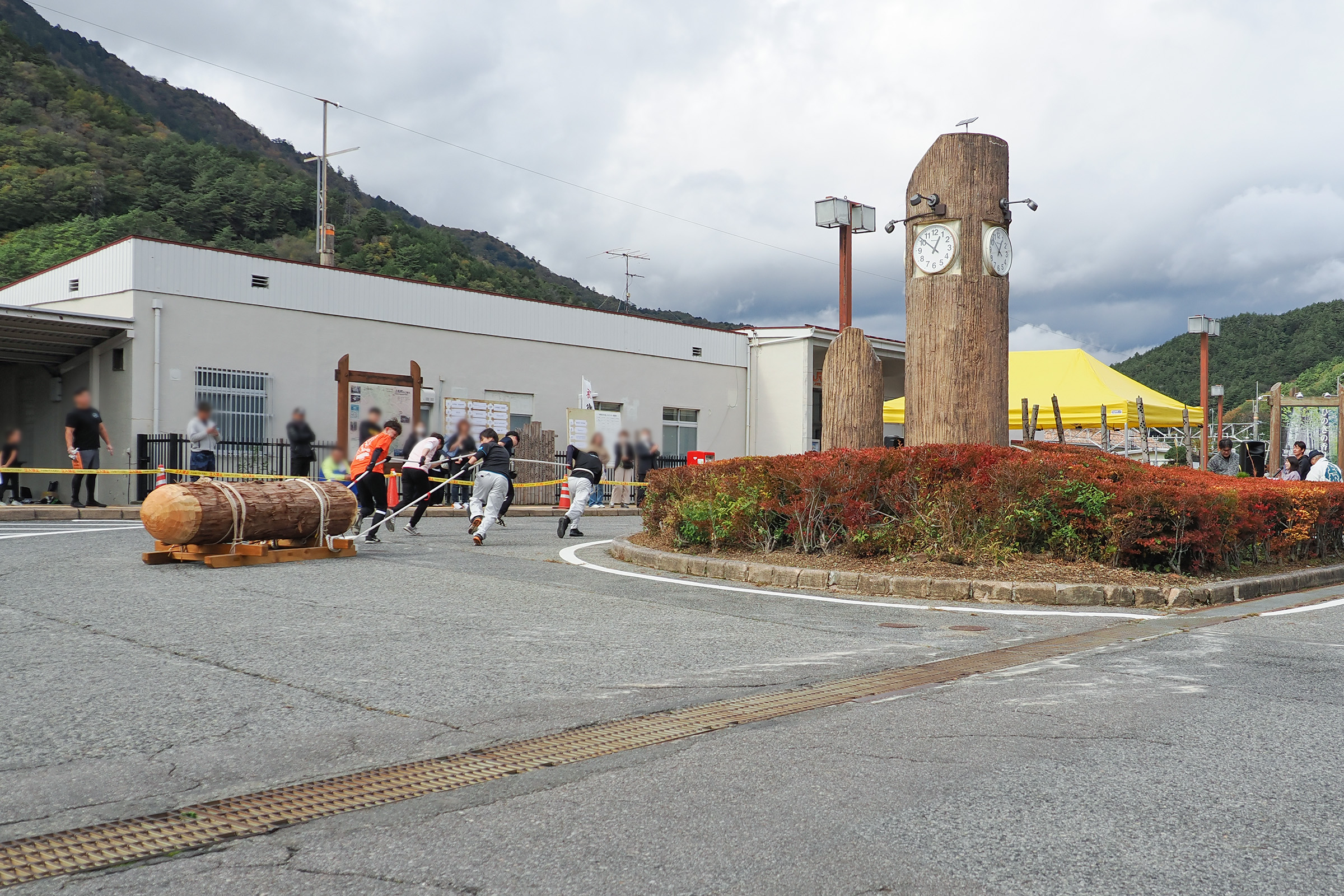 上松駅の前を勇猛に進む、きんま