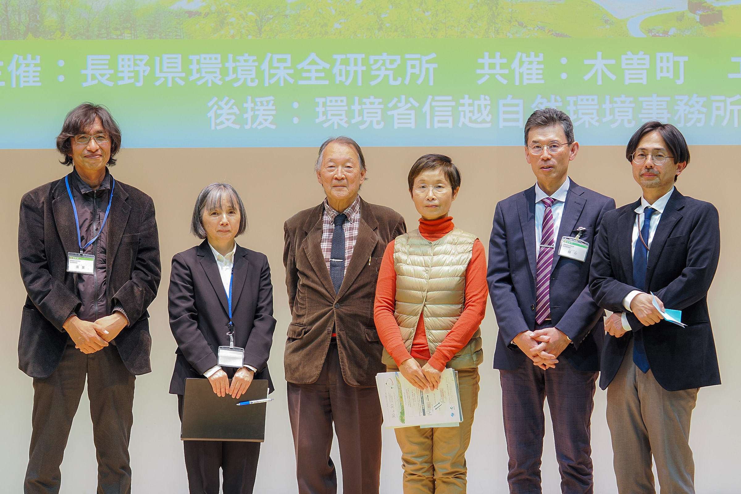 壇上で記念撮影をするパネリスト