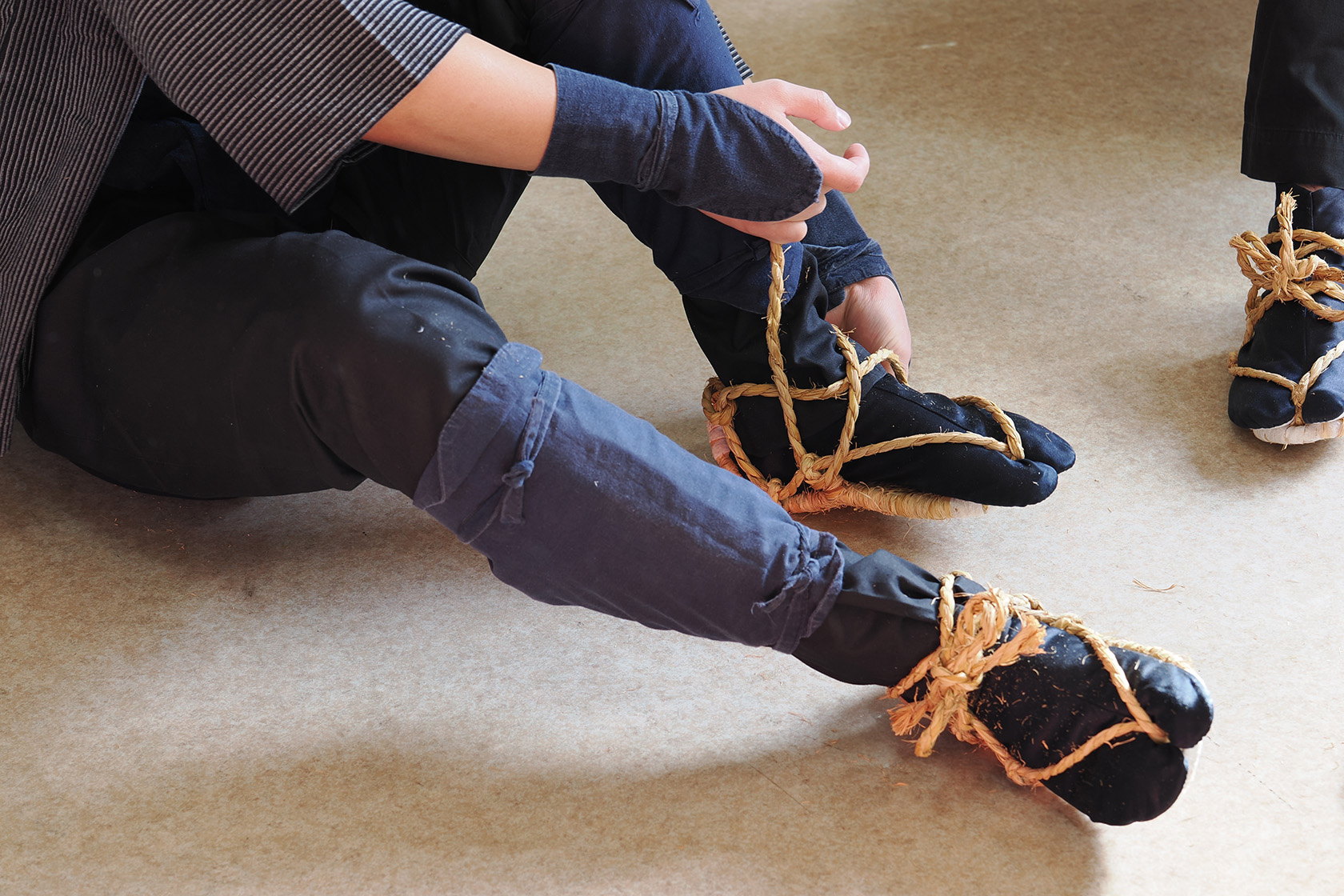 初めて履くわらじに悪戦苦闘