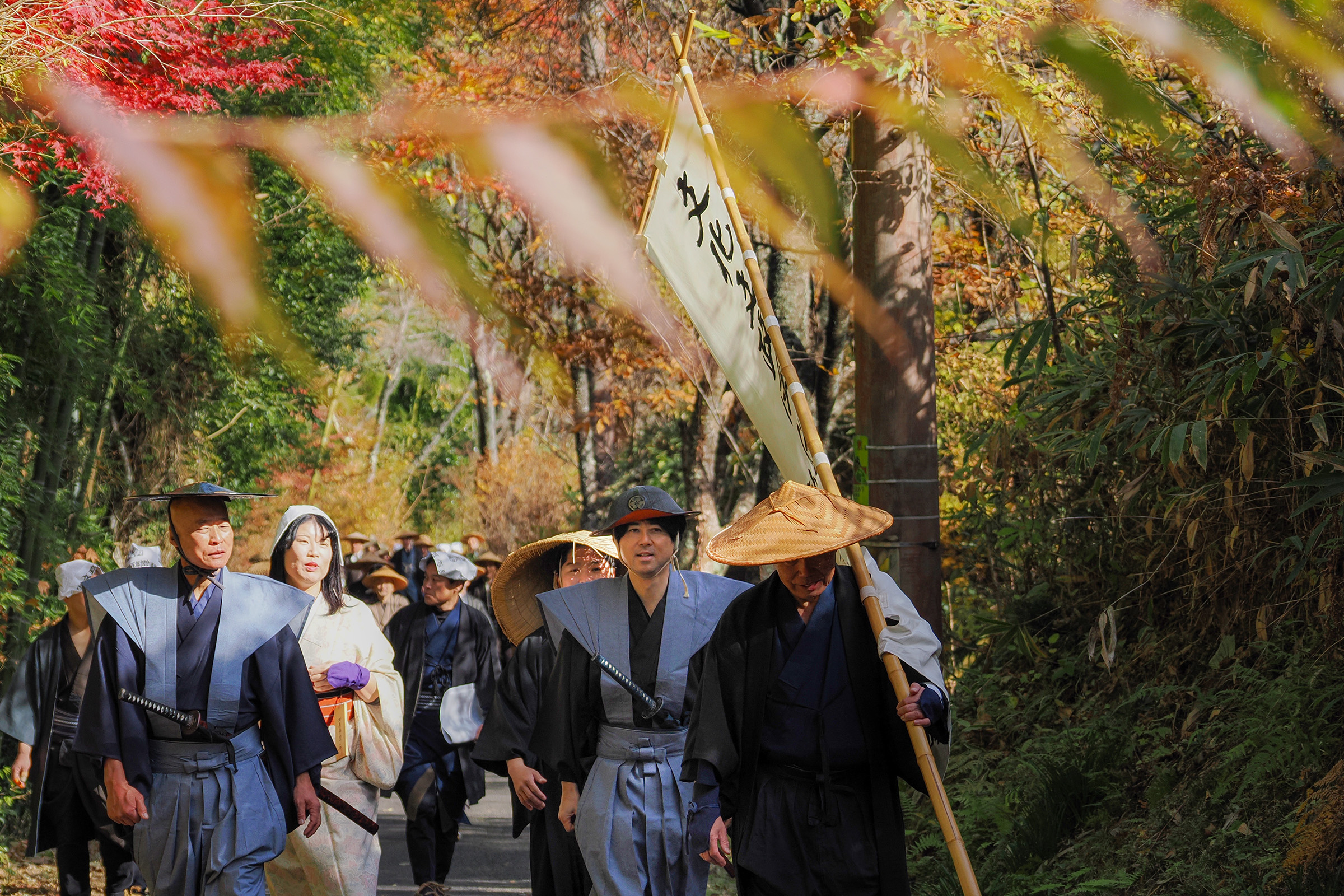 静かな中山道を進む行列一行