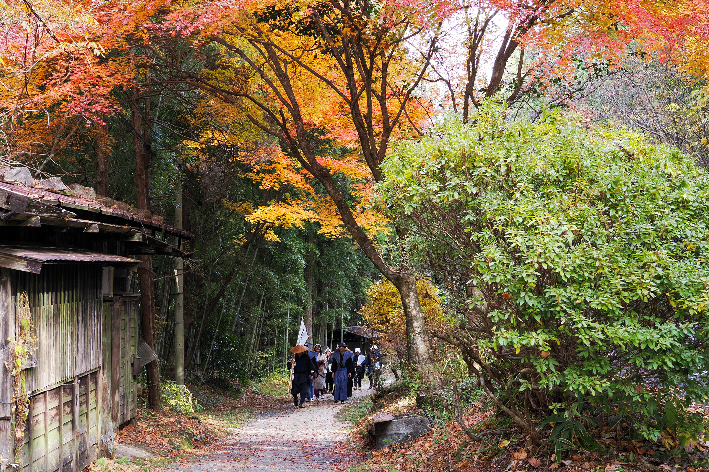 坂を上りきり、妻籠宿まであと少し