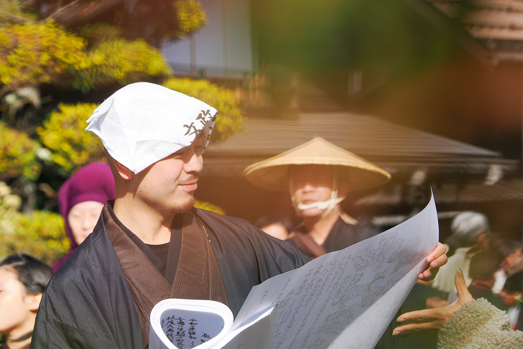 イベント限定の瓦版を、観衆の皆さまに配りました