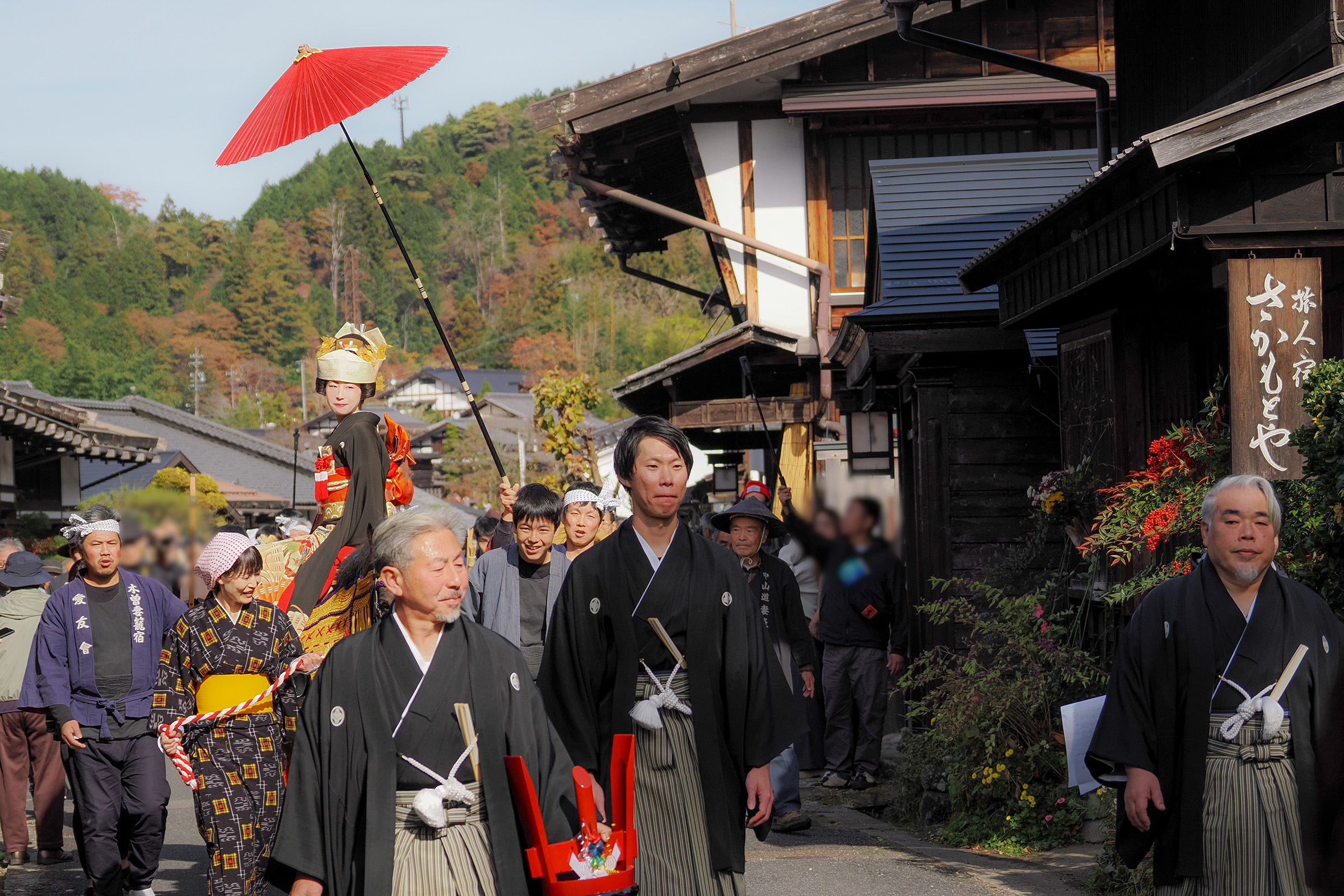 花嫁さんを乗せた木曽馬をひく花婿さん