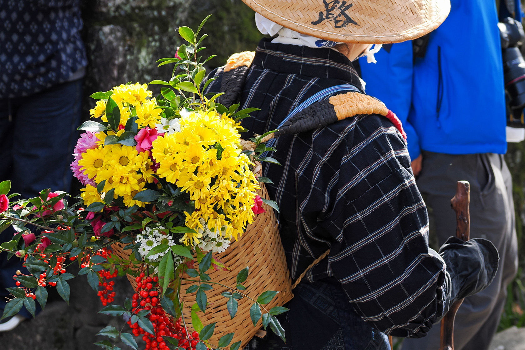 籠いっぱいの秋の花が美しい