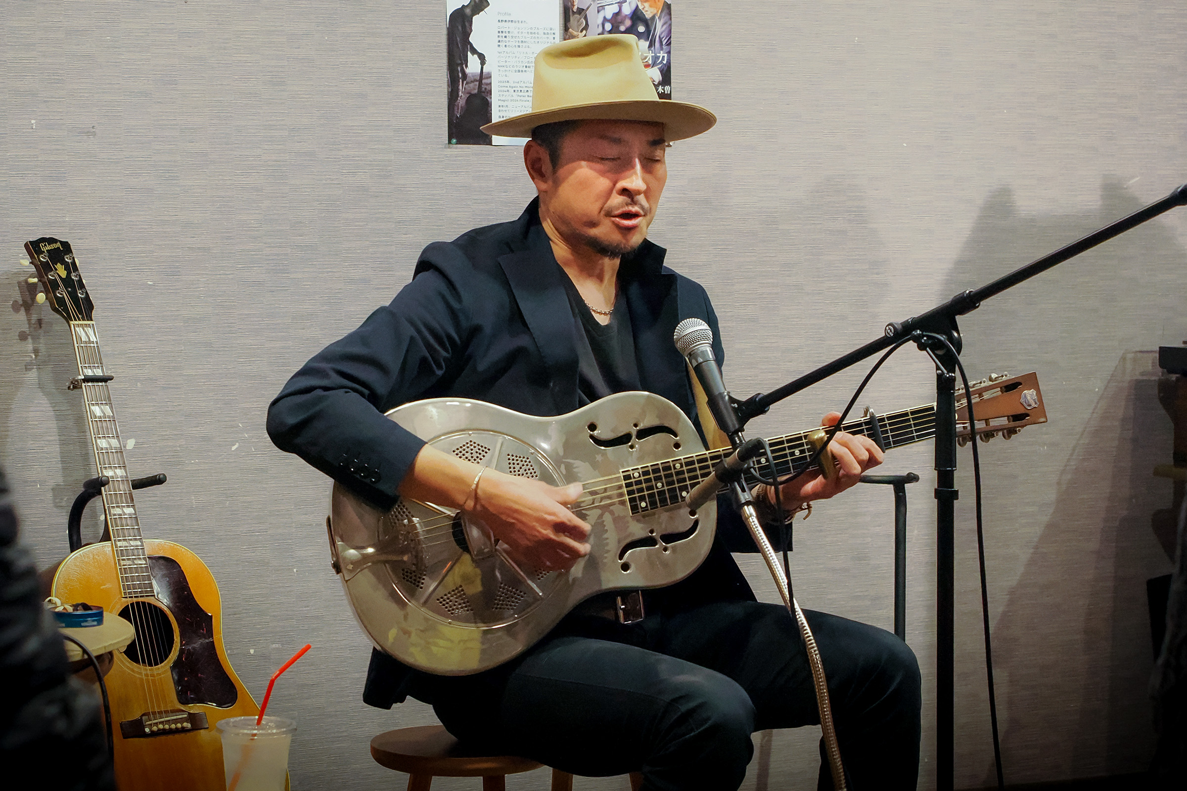 ギターを弾くジロー・ヤマオカさん