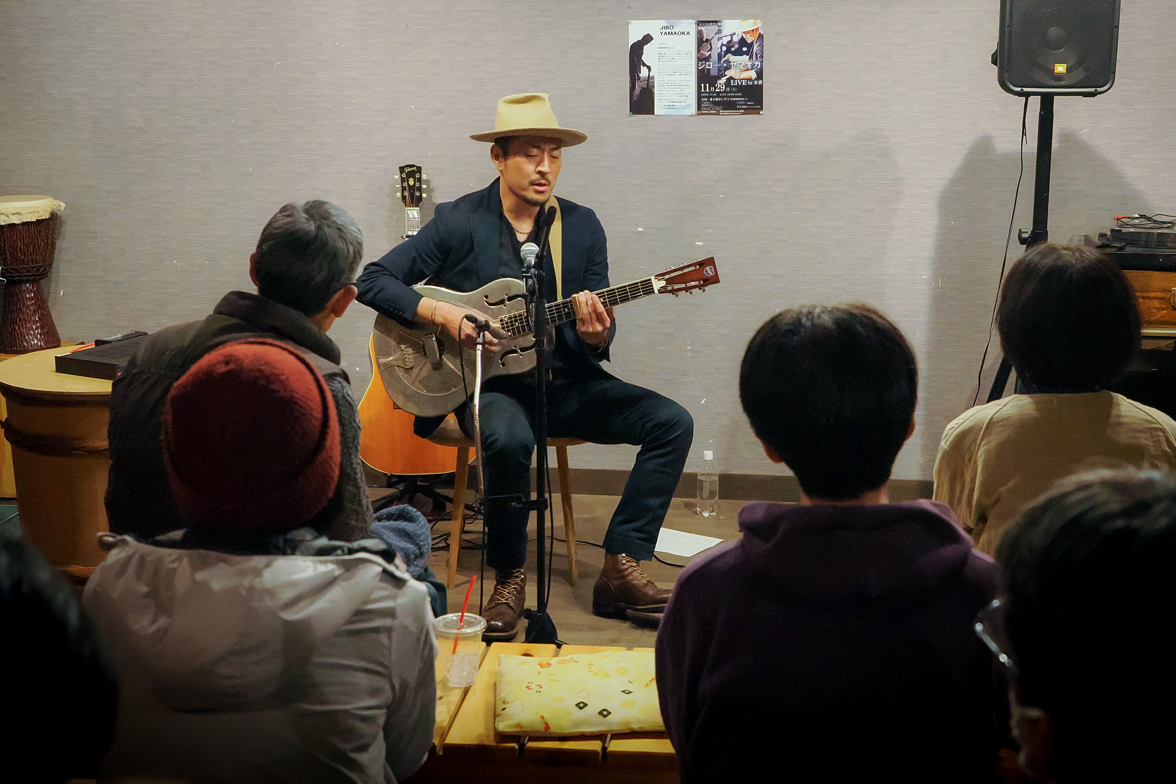 歴史を感じる木製の蔵の中で音楽に浸る皆さん