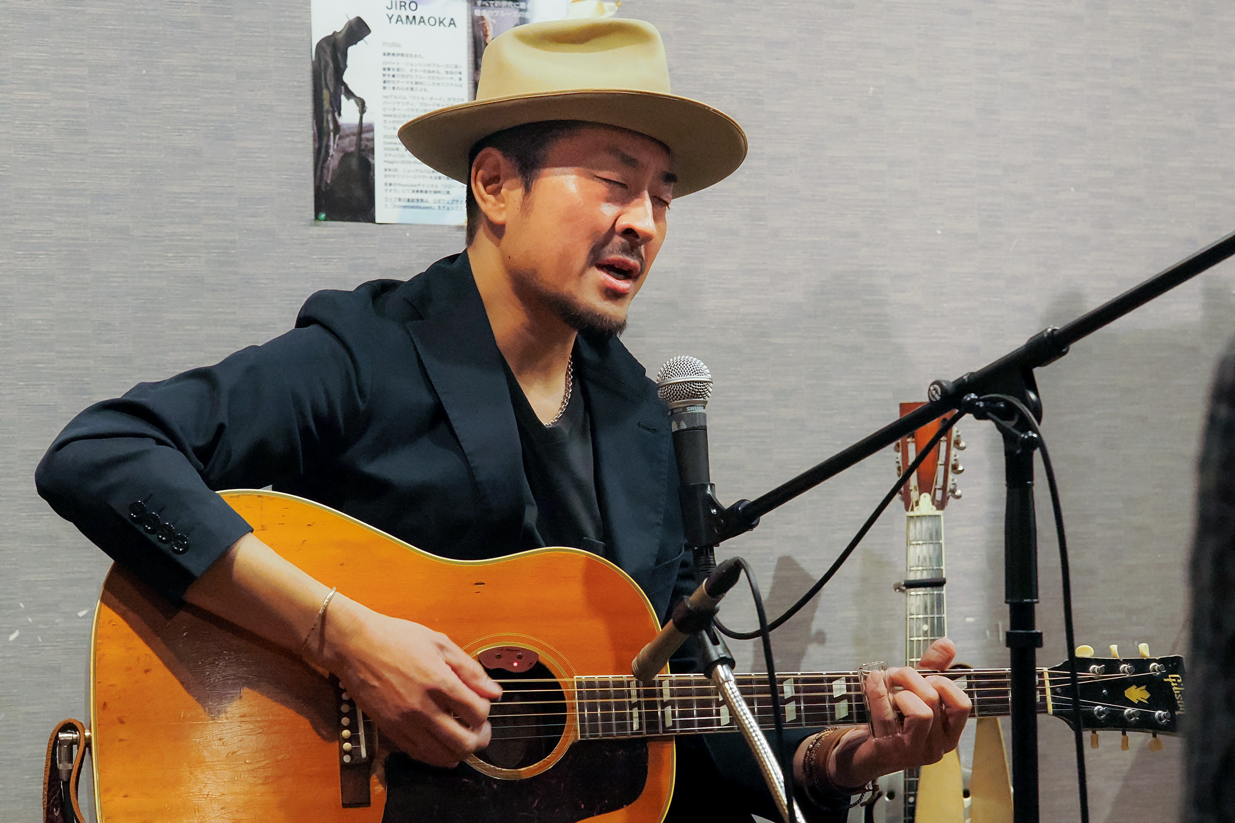 穏やかに、かつ熱くギターを弾き、歌う姿