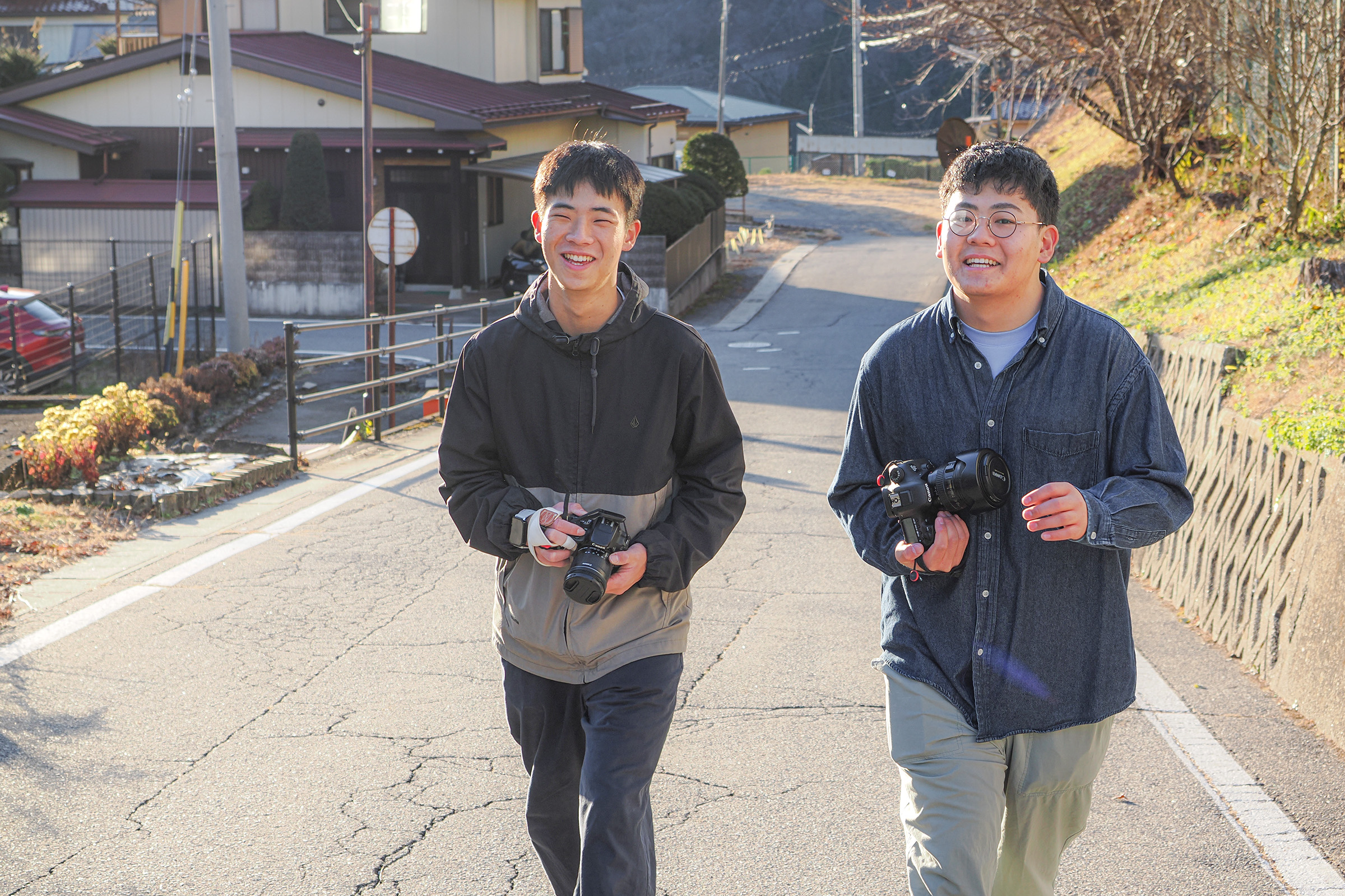 寮から続く通学路の坂をのぼってやってくる二人