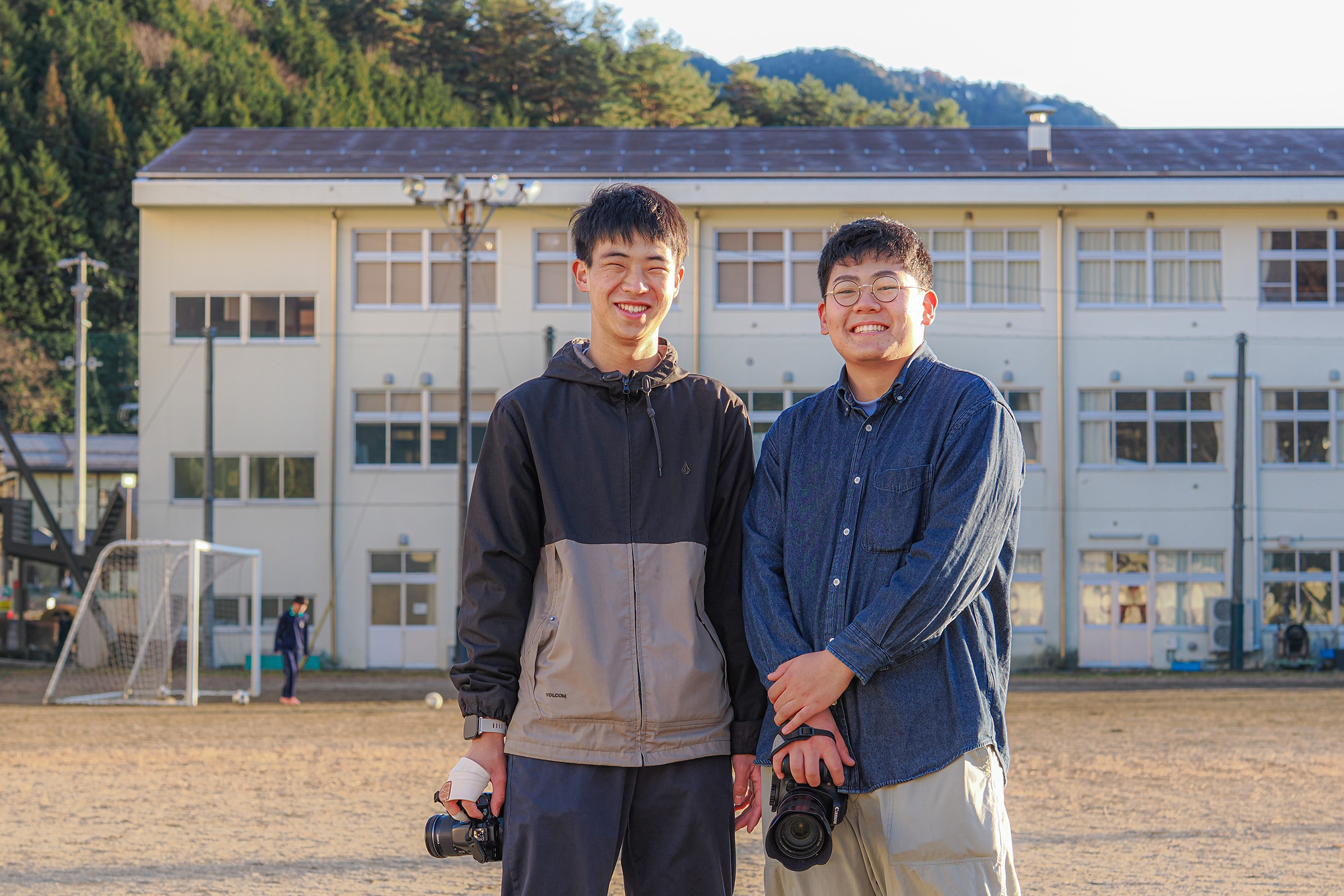 木曽青峰高校の専門科棟を背景に記念撮影をパシャリ