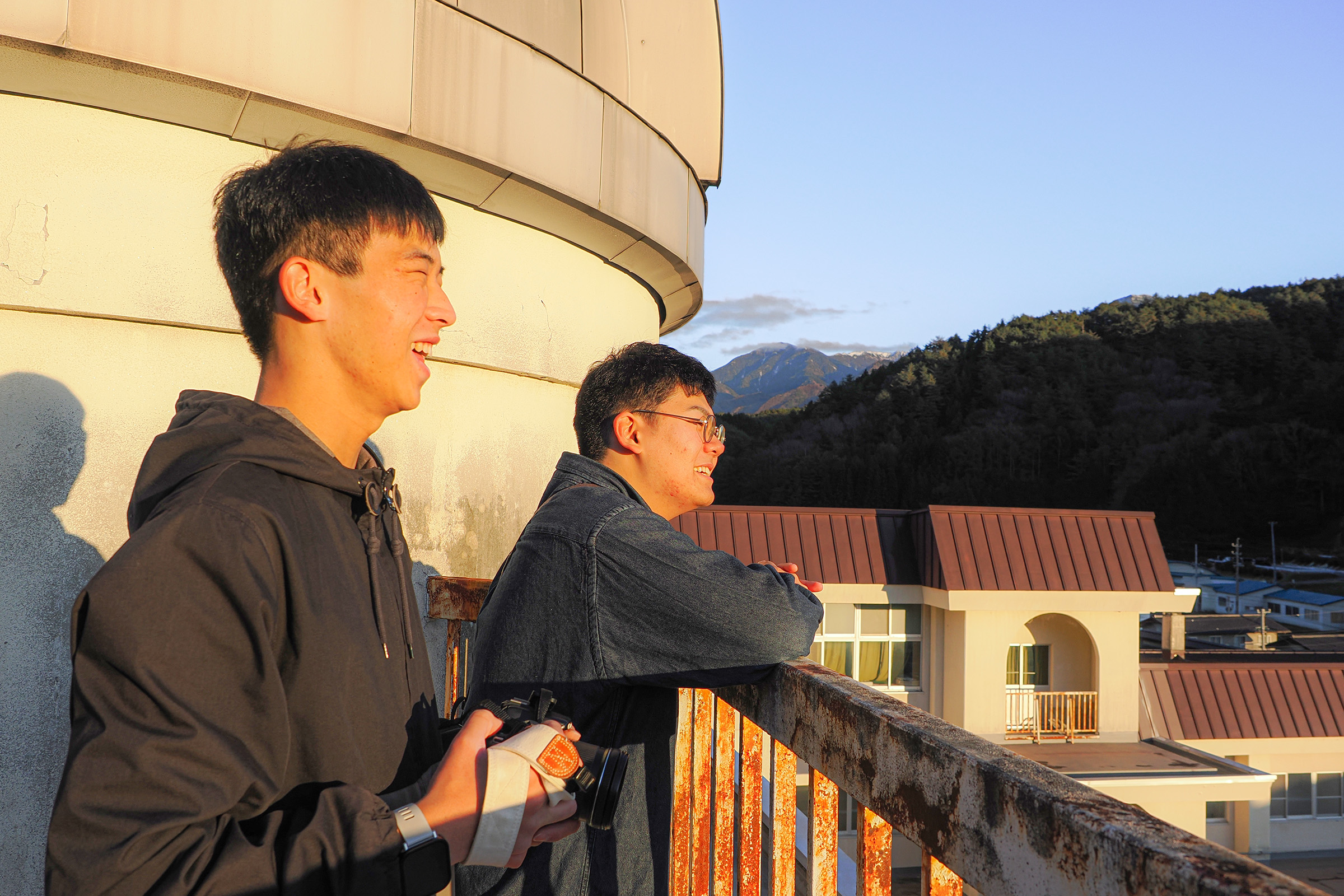 屋上から木曽福島の町並みや森、山林を見渡せます
