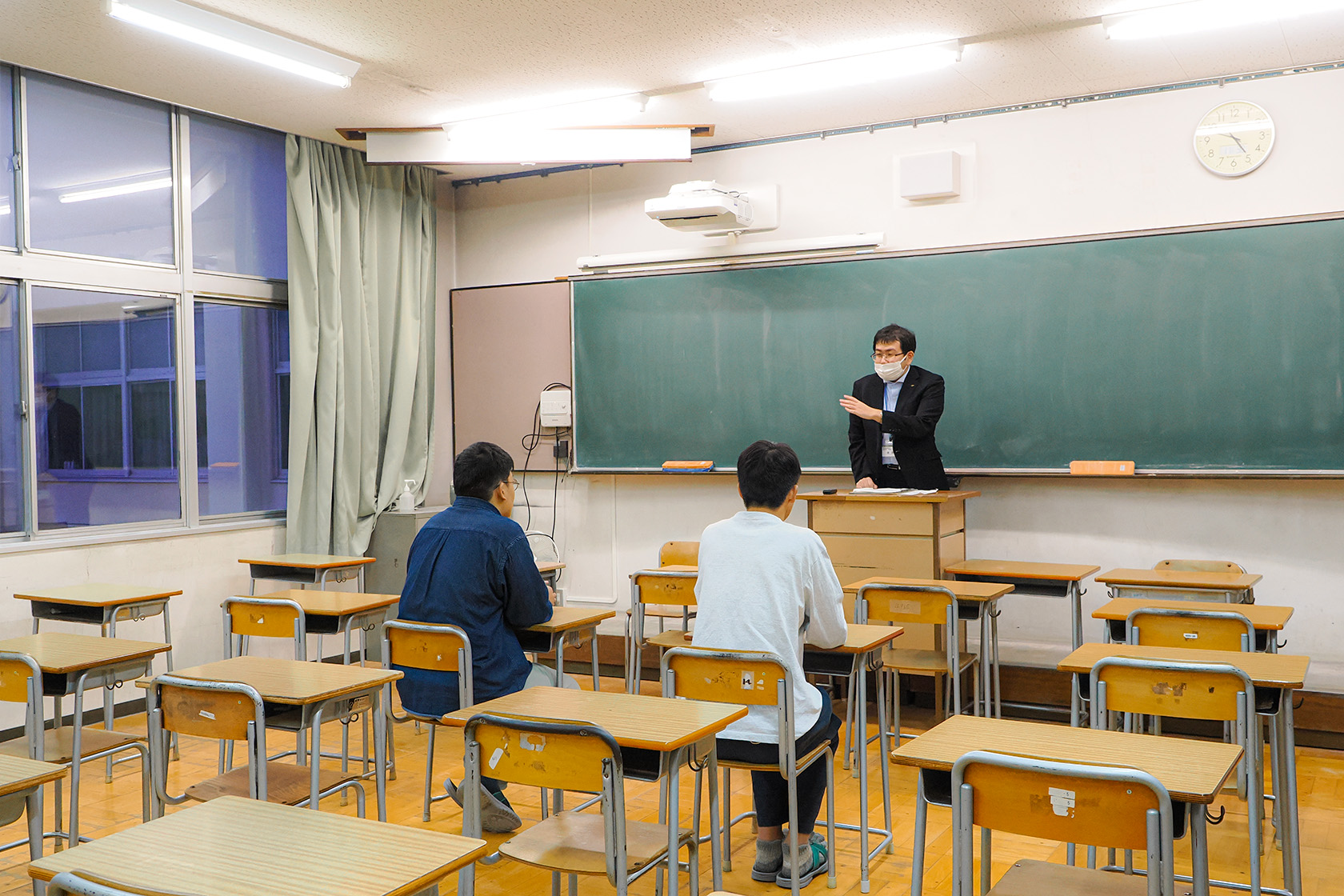 教室のイスに座ってインタビューに答える二人