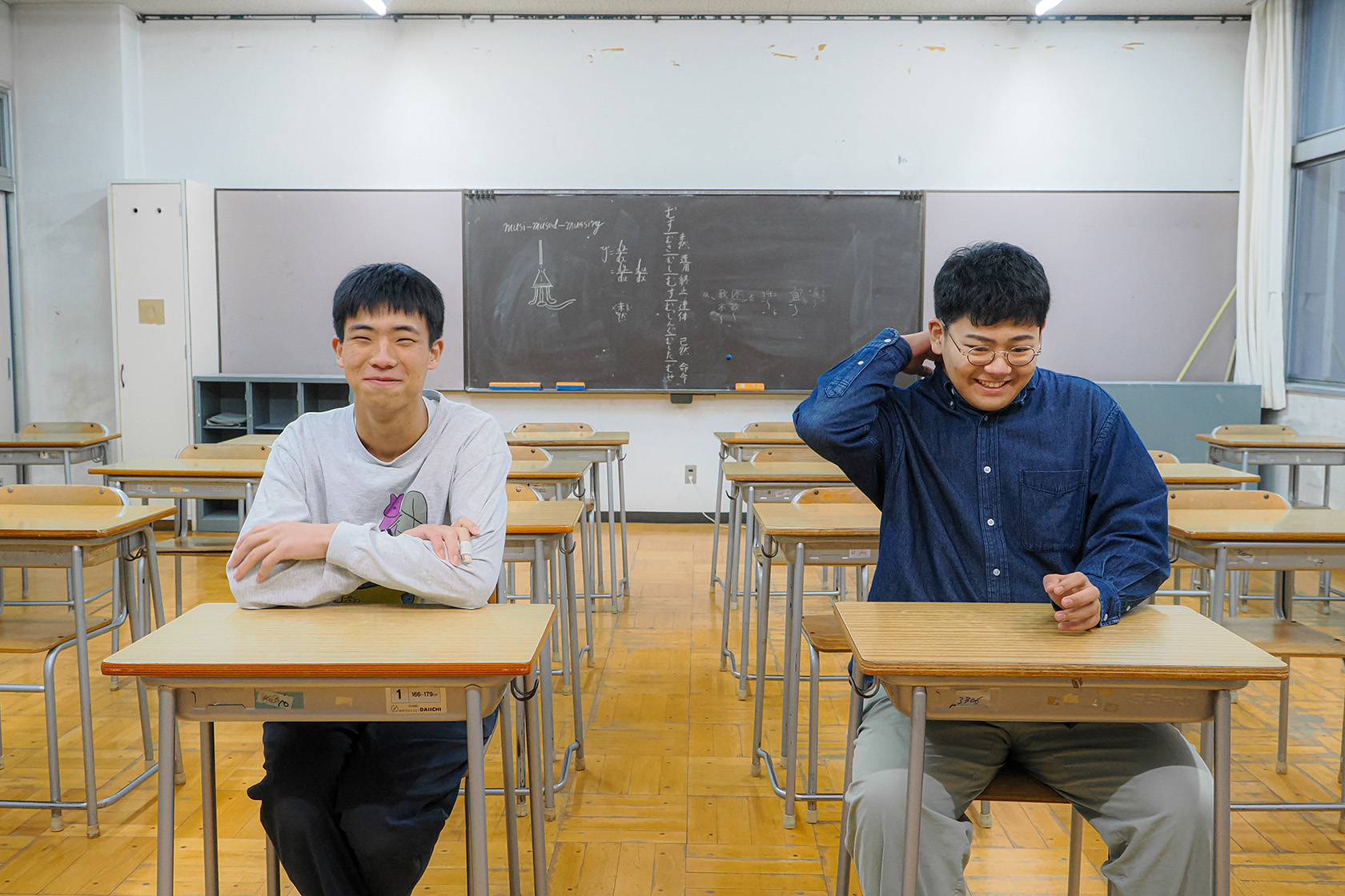 いつもの教室で取材をうける不思議なシチュエーションに照れる二人