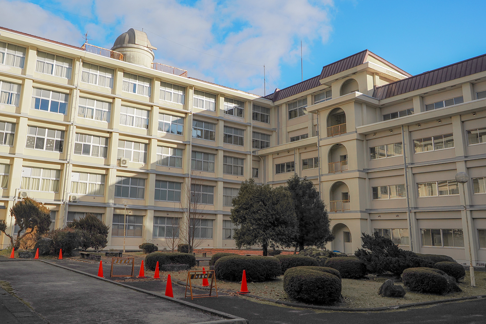 文化祭の催しにも使われる木曽青峰高校の中庭