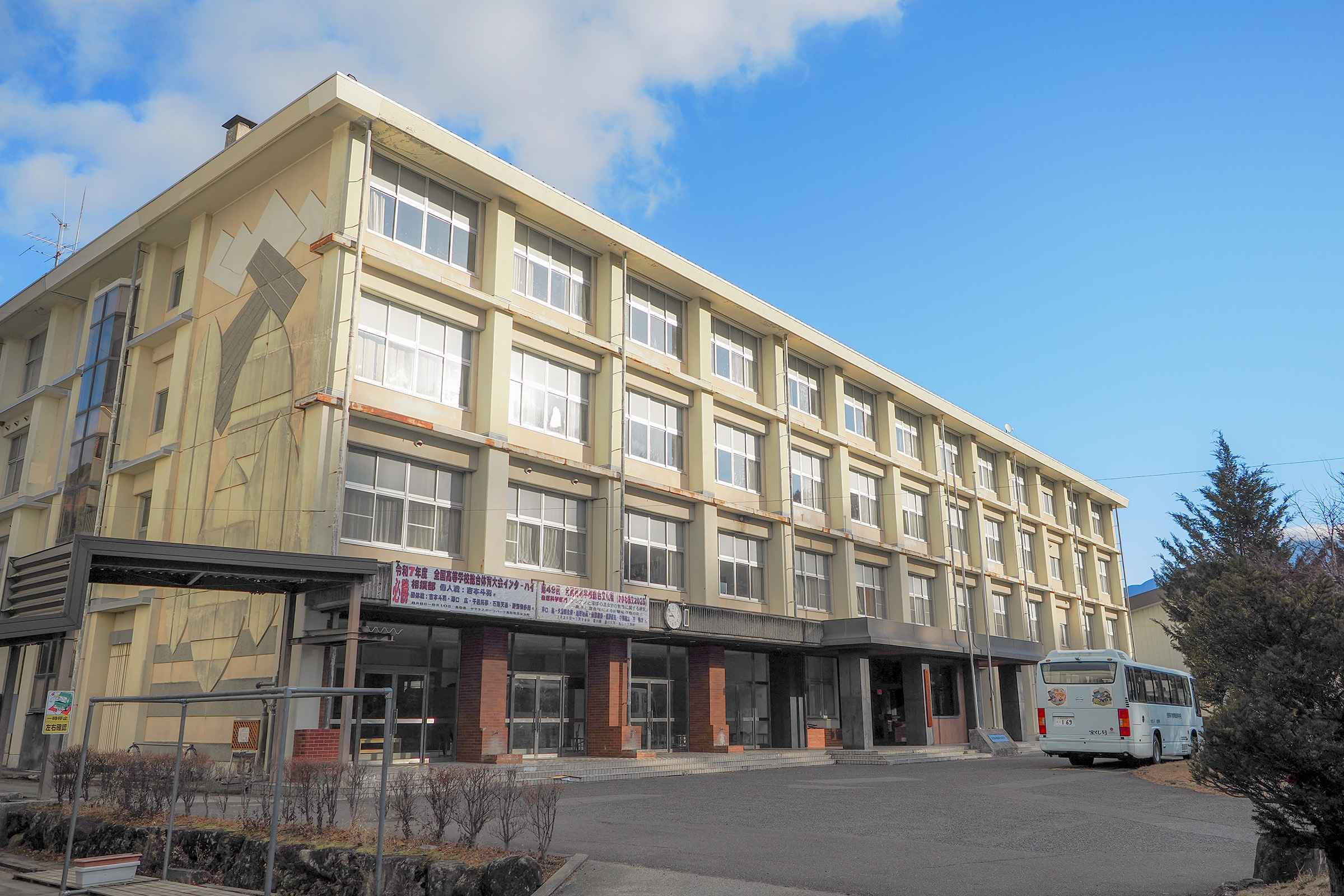 丘の上に建つ木曽青峰高校