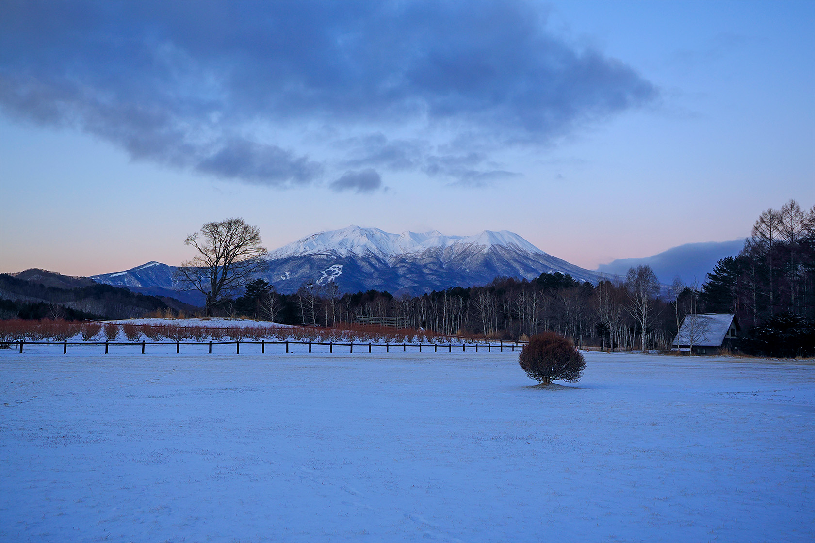 夜が明け始めた薄紫色の開田高原