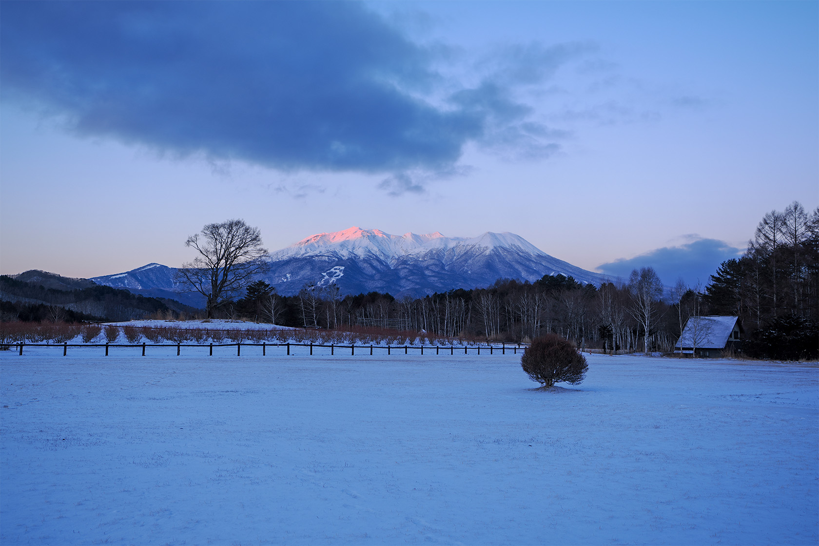 冬の朝陽が御嶽山を照らし始める